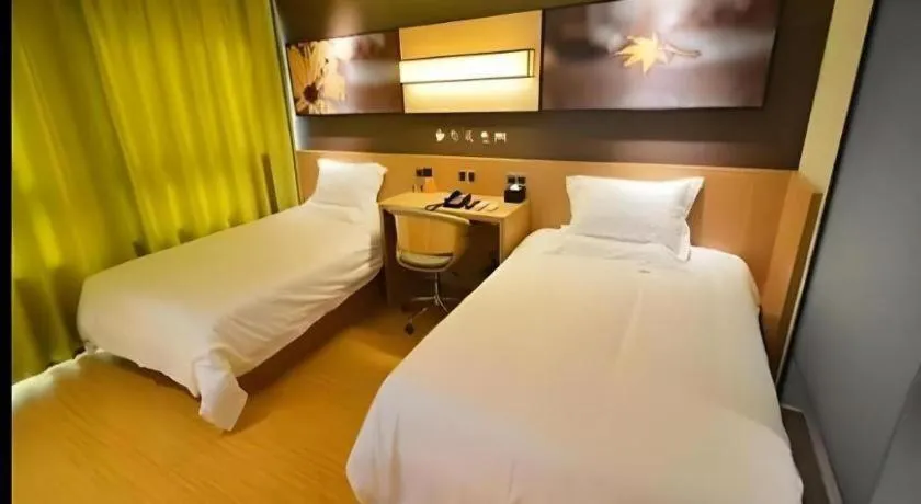 Bed in IU Hotel Zhengzhou Xinzheng Sias International University Branch