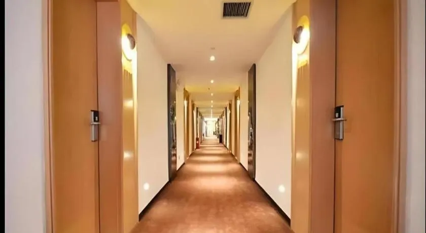 IU Hotel Zhengzhou Xinzheng Sias International University Branch