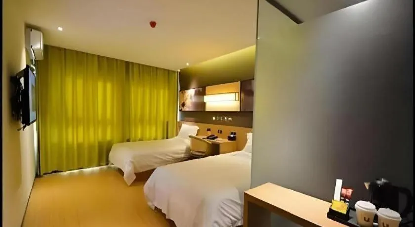 Bed in IU Hotel Zhengzhou Xinzheng Sias International University Branch