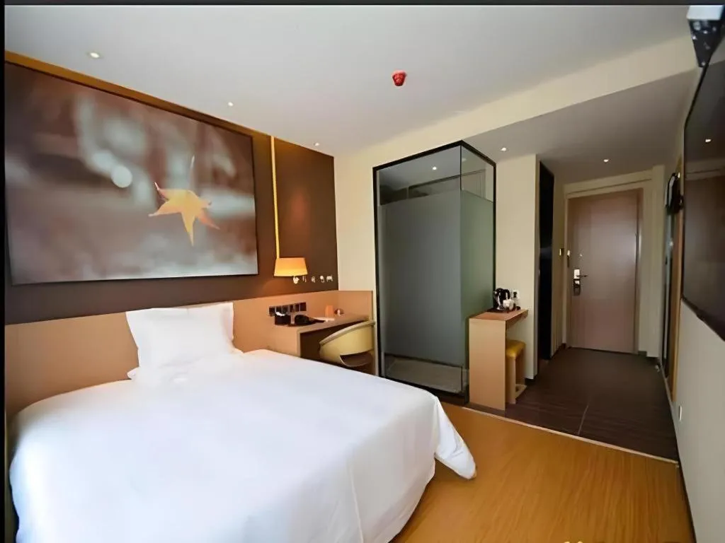 Bed in IU Hotel Zhengzhou Xinzheng Sias International University Branch