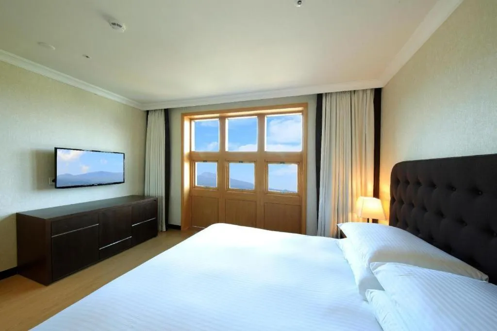 Bed in Jeju Booyoung Hotel