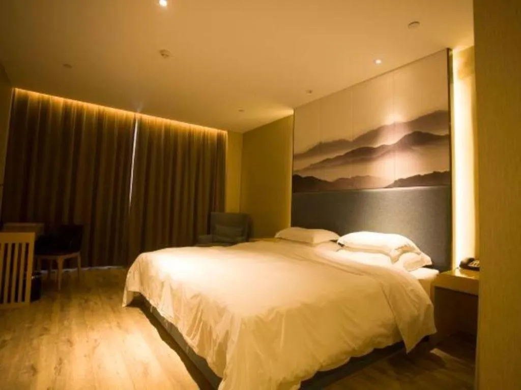 Bed in Qingdao Elegance Hotel