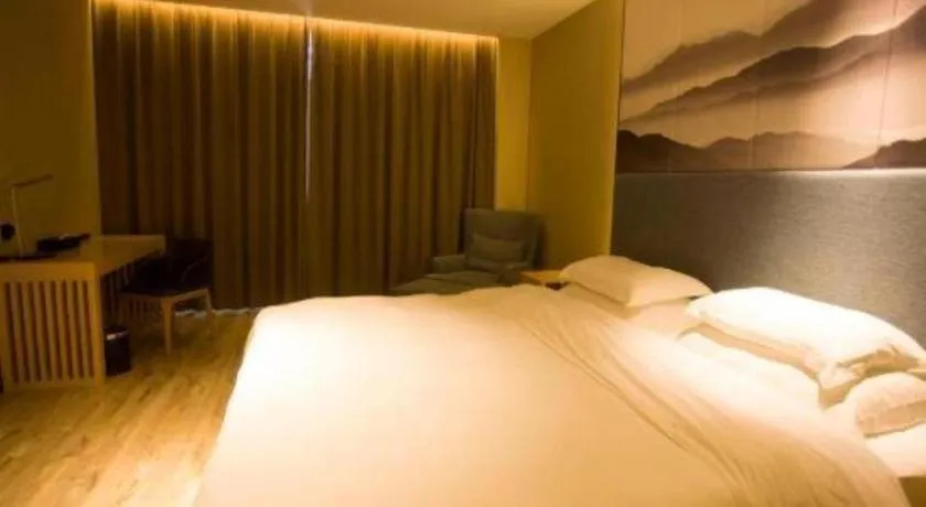 Bed in Qingdao Elegance Hotel