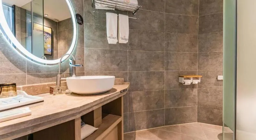 Qingdao Elegance Hotel