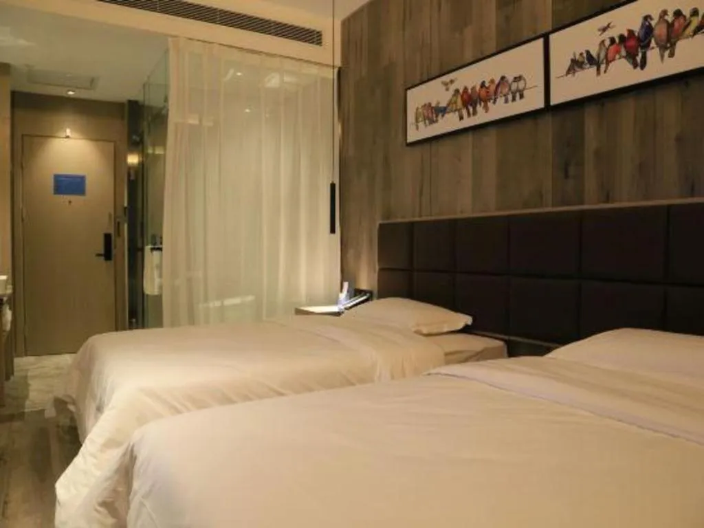 Bed in Qingdao Elegance Hotel