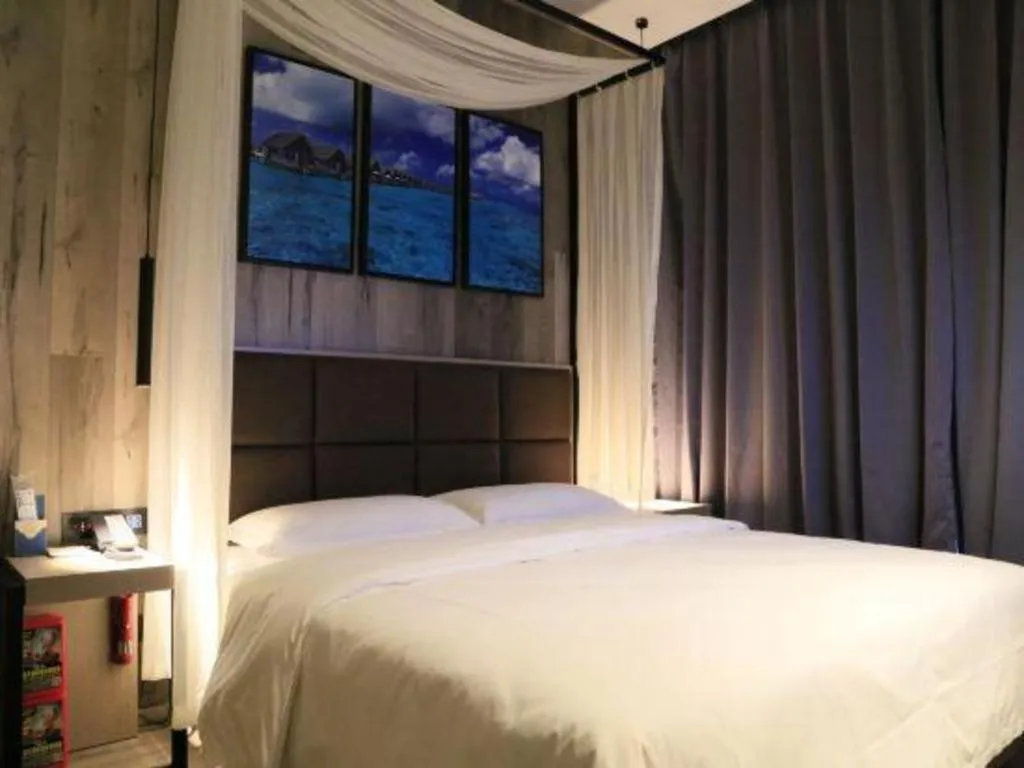 Bed in Qingdao Elegance Hotel