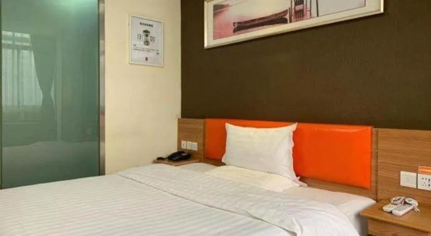 Bed in 7 Days Inn Yingshang Lanxing Building Materials Market