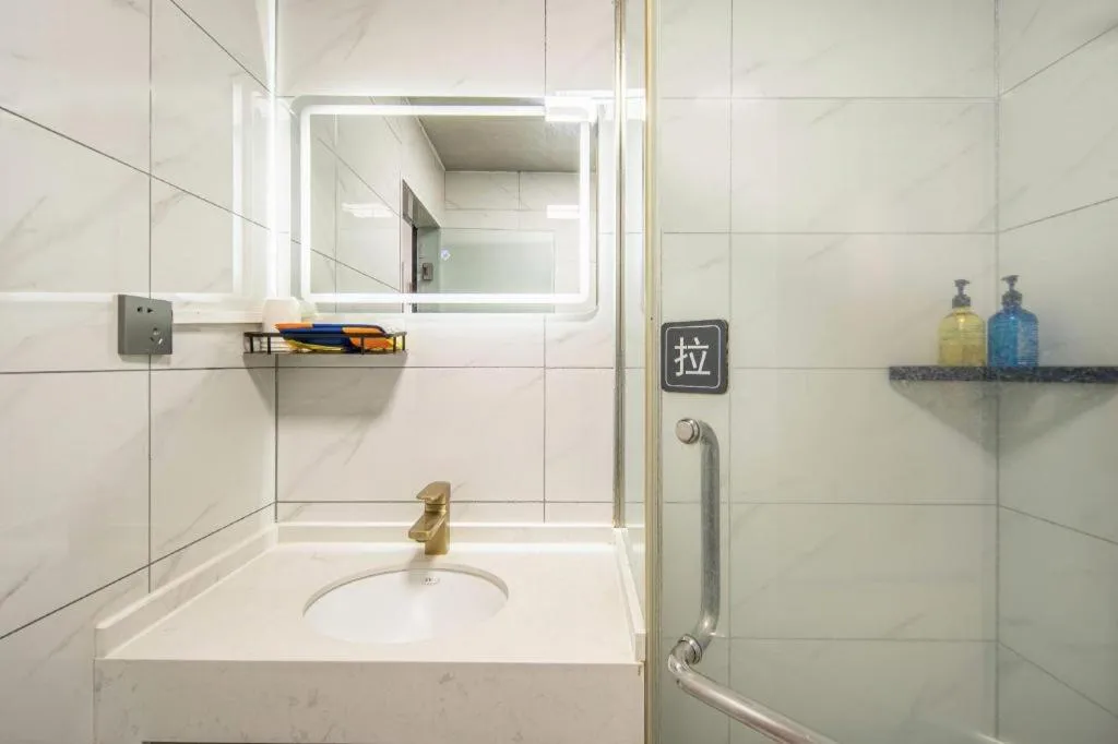 7 Days Inn Yingshang Lanxing Building Materials Market