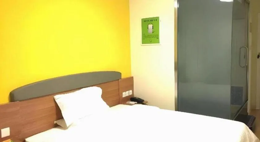 Bed in 7 Days Inn Yingshang Lanxing Building Materials Market