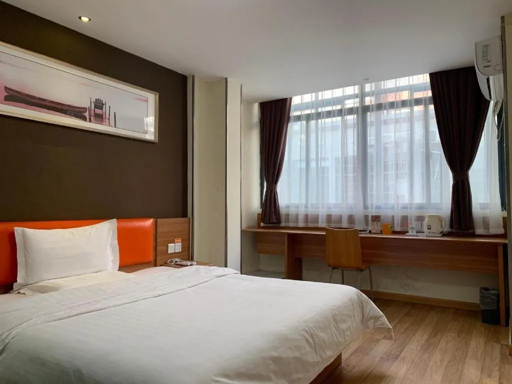 Bed in 7 Days Inn Yingshang Lanxing Building Materials Market