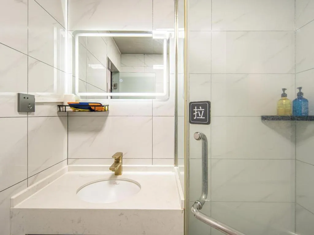 7 Days Inn Yingshang Lanxing Building Materials Market