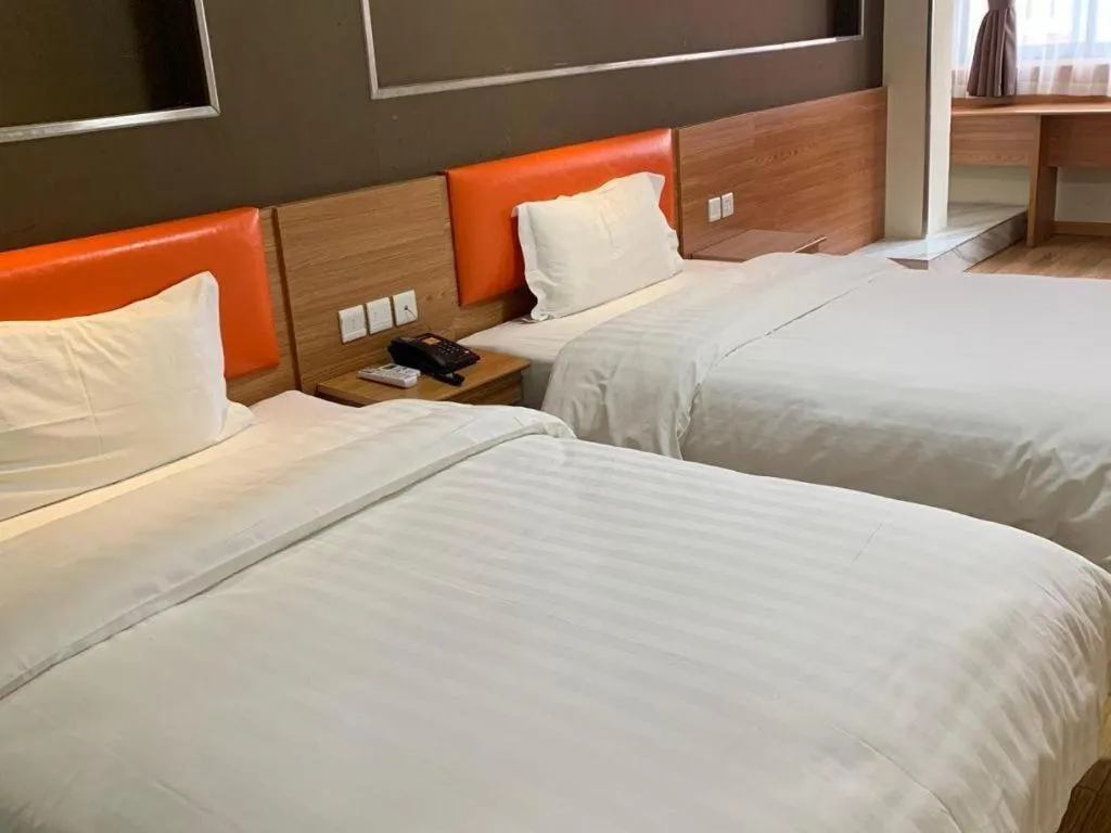 Bed in 7 Days Inn Yingshang Lanxing Building Materials Market