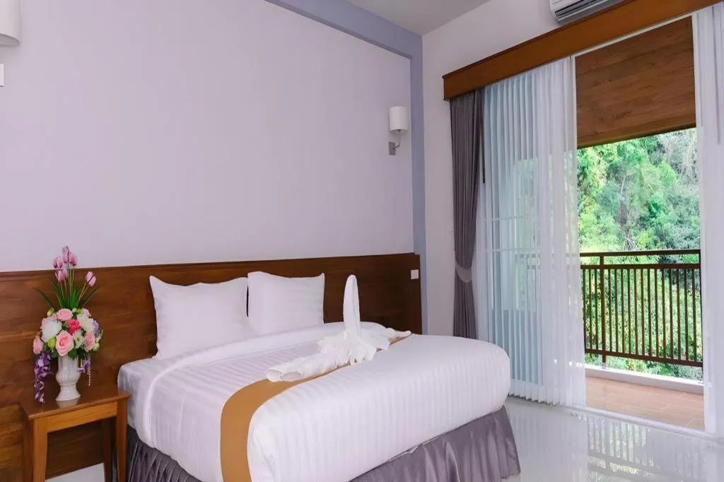 Bed in Royal Hill Satun Hotel