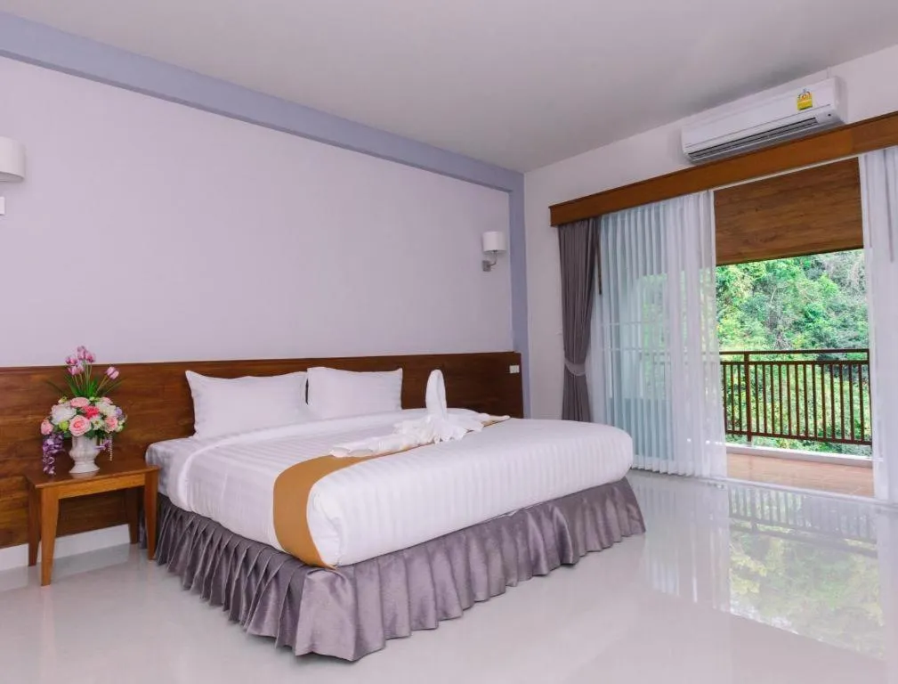 Bed in Royal Hill Satun Hotel