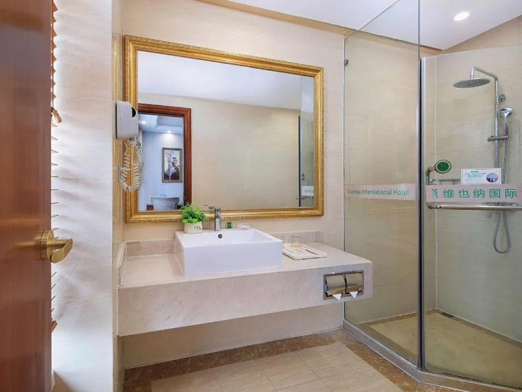 Vienna International Hotel Nanning Railway Station Mingxiu Road Metro Station