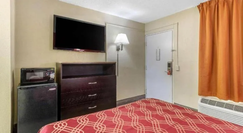 Bed in Econo Lodge Columbia Fort Jackson