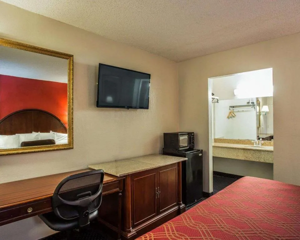 Bed in Econo Lodge Columbia Fort Jackson