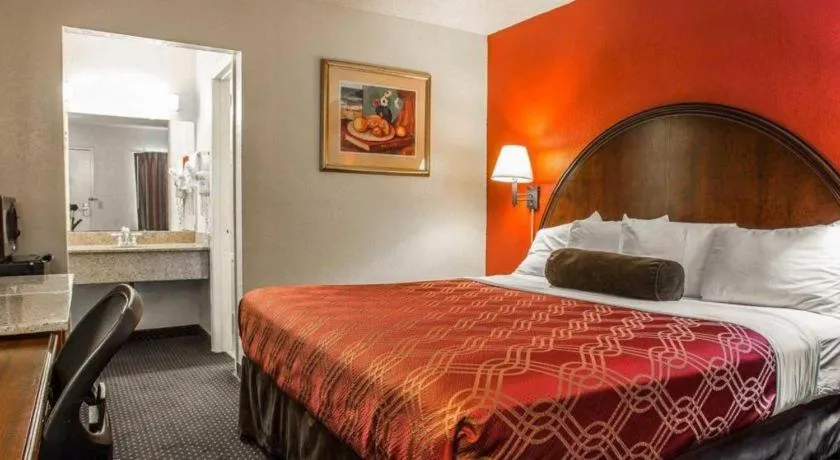 Bed in Econo Lodge Columbia Fort Jackson