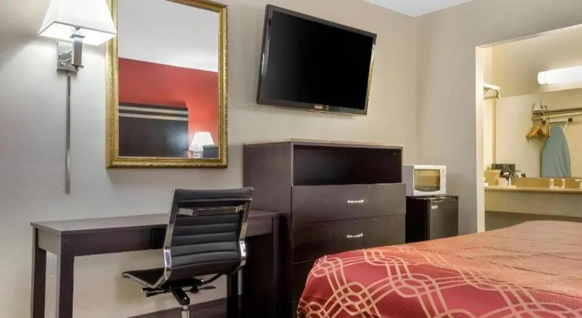 Bed in Econo Lodge Columbia Fort Jackson