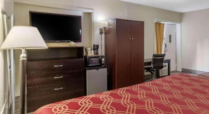 Bed in Econo Lodge Columbia Fort Jackson