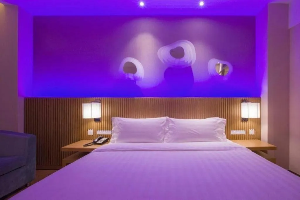 Bed in Guangzhou Crystal Orange Hotel