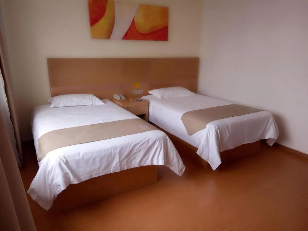 Bed in GreenTree Inn Shangrao Qianshan hekou old town Xinjiang longting shell hotel