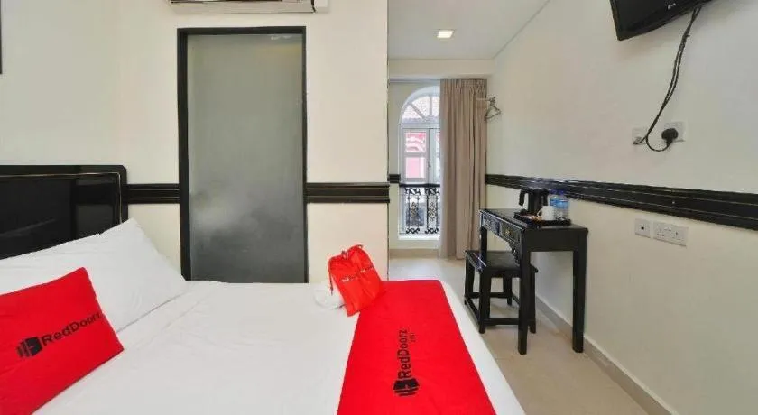 Bed in RedDoorz Hotel near Marine Parade Central