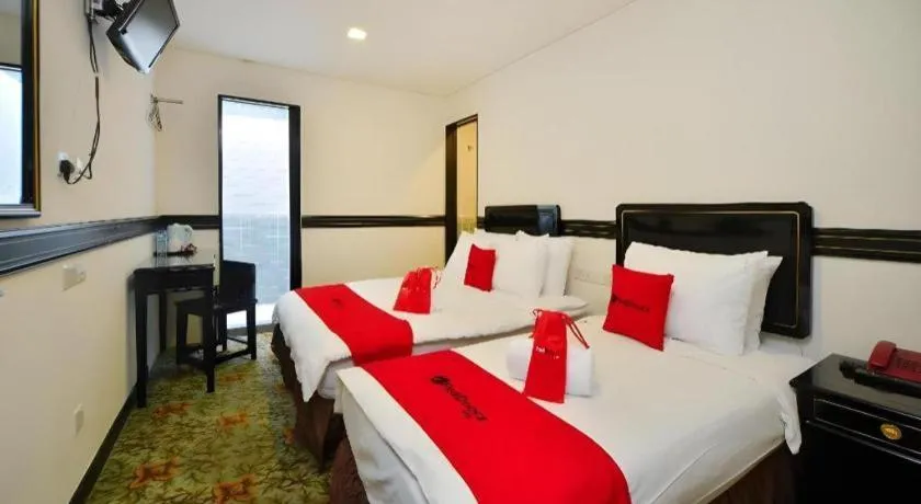 Bed in RedDoorz Hotel near Marine Parade Central