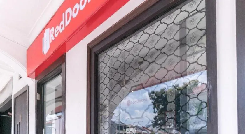RedDoorz Hotel near Marine Parade Central
