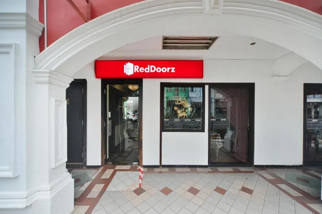 RedDoorz Hotel near Marine Parade Central