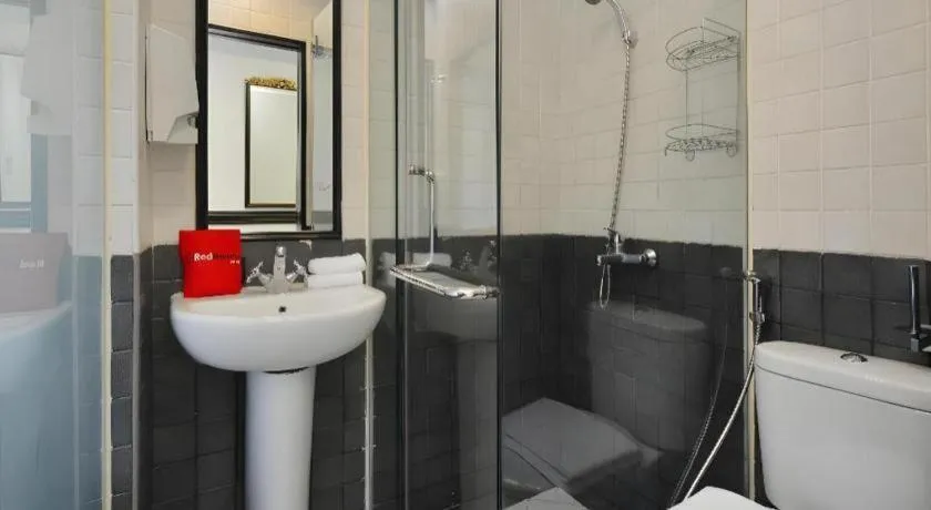 RedDoorz Hotel near Marine Parade Central