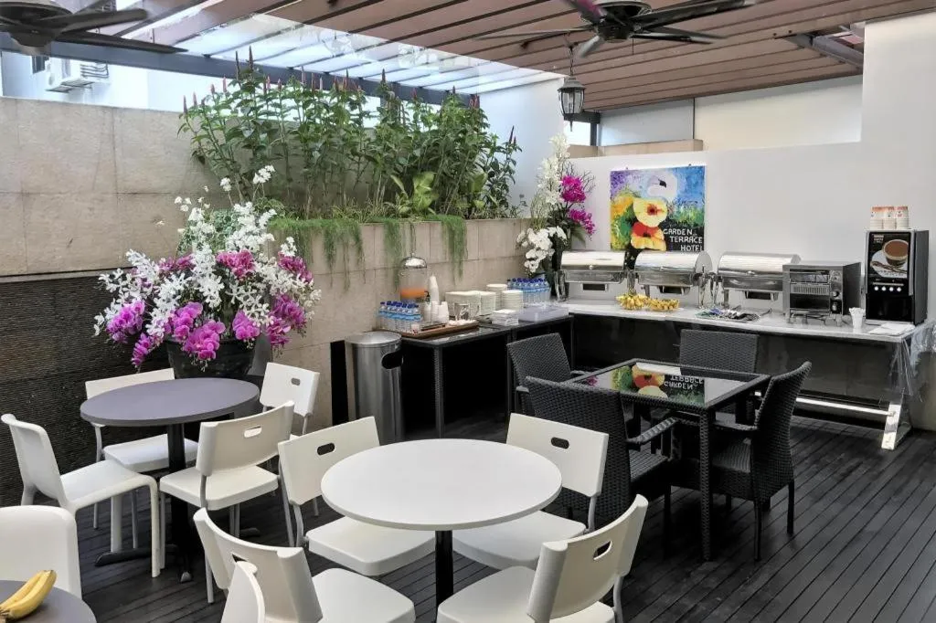 RedDoorz Hotel near Marine Parade Central