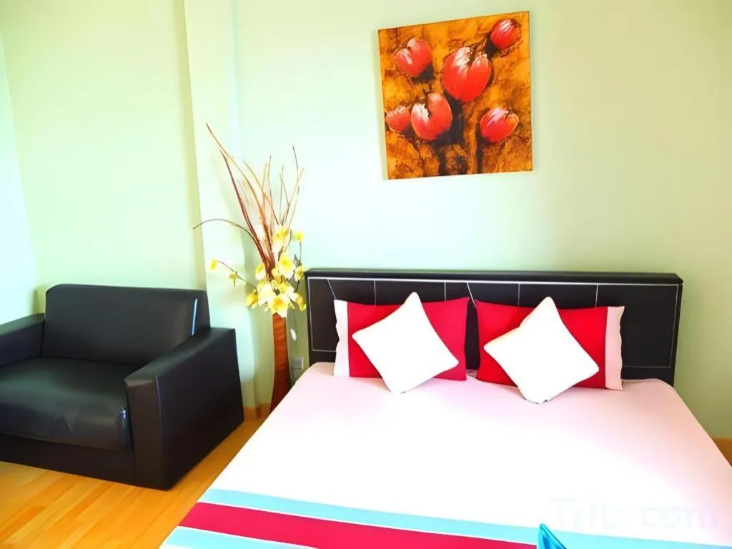 Bed in Sea beach Koh Larn 2 Hotel