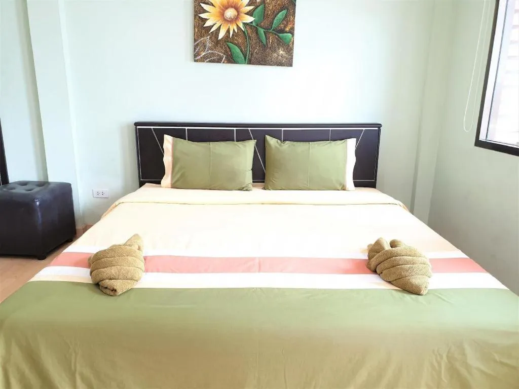 Bed in Sea beach Koh Larn 2 Hotel