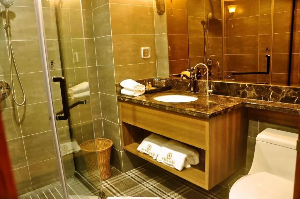 LINCOLN CARNIVAL HOTEL