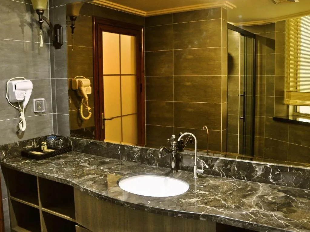 LINCOLN CARNIVAL HOTEL