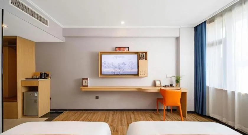 Bed in JIAN AI XI YUE HOTEL