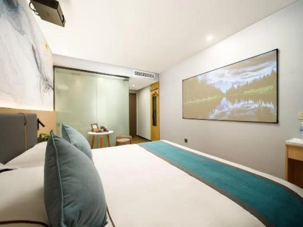 Bed in JIAN AI XI YUE HOTEL