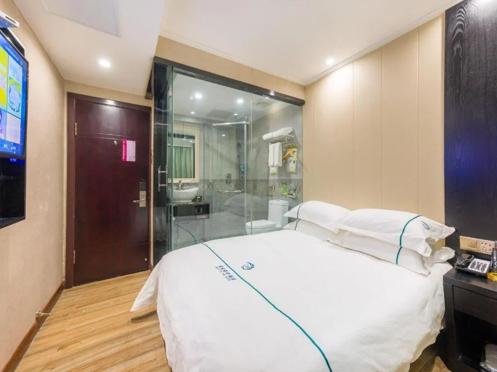 Bed in JIAN AI XI YUE HOTEL