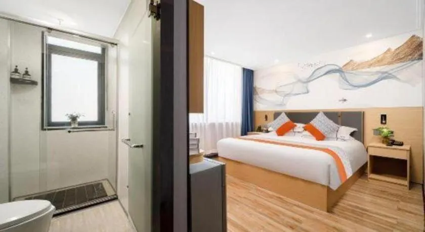 Bed in JIAN AI XI YUE HOTEL