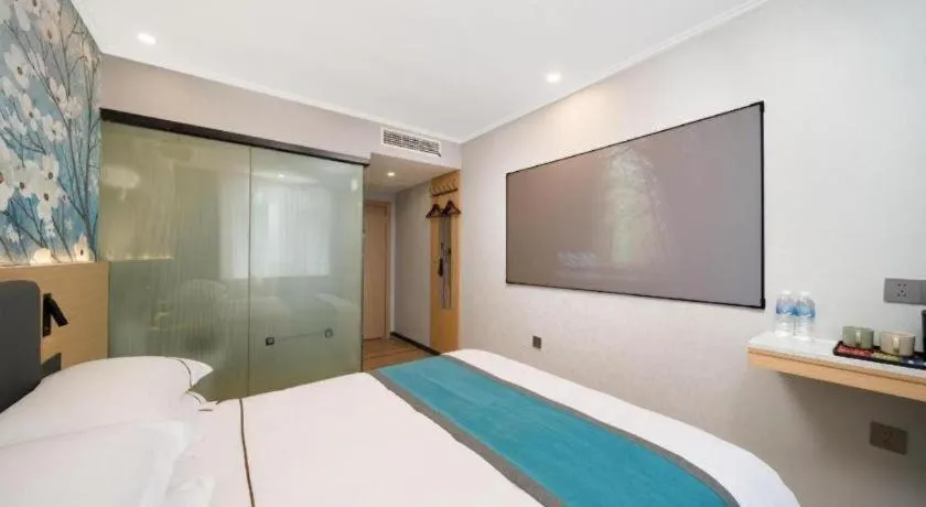 Bed in JIAN AI XI YUE HOTEL