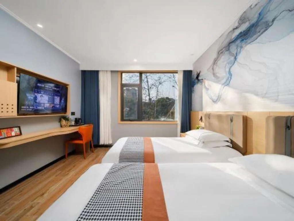 Bed in JIAN AI XI YUE HOTEL