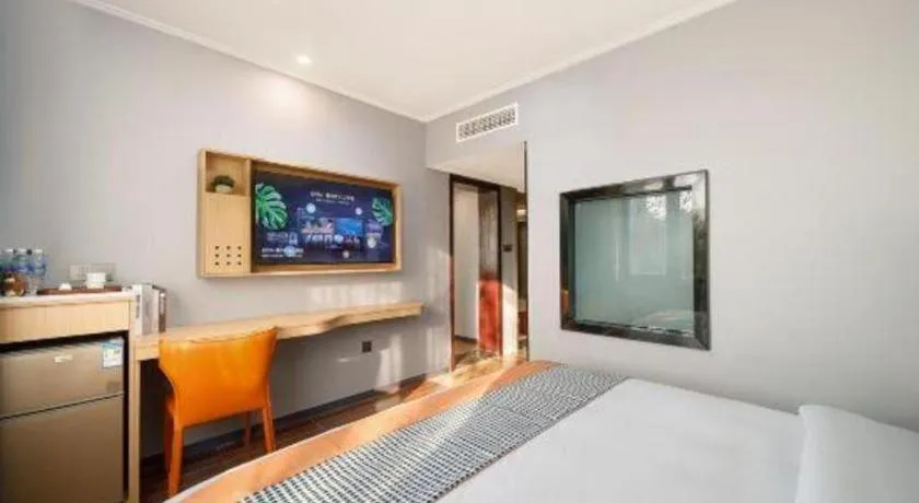 Bed in JIAN AI XI YUE HOTEL