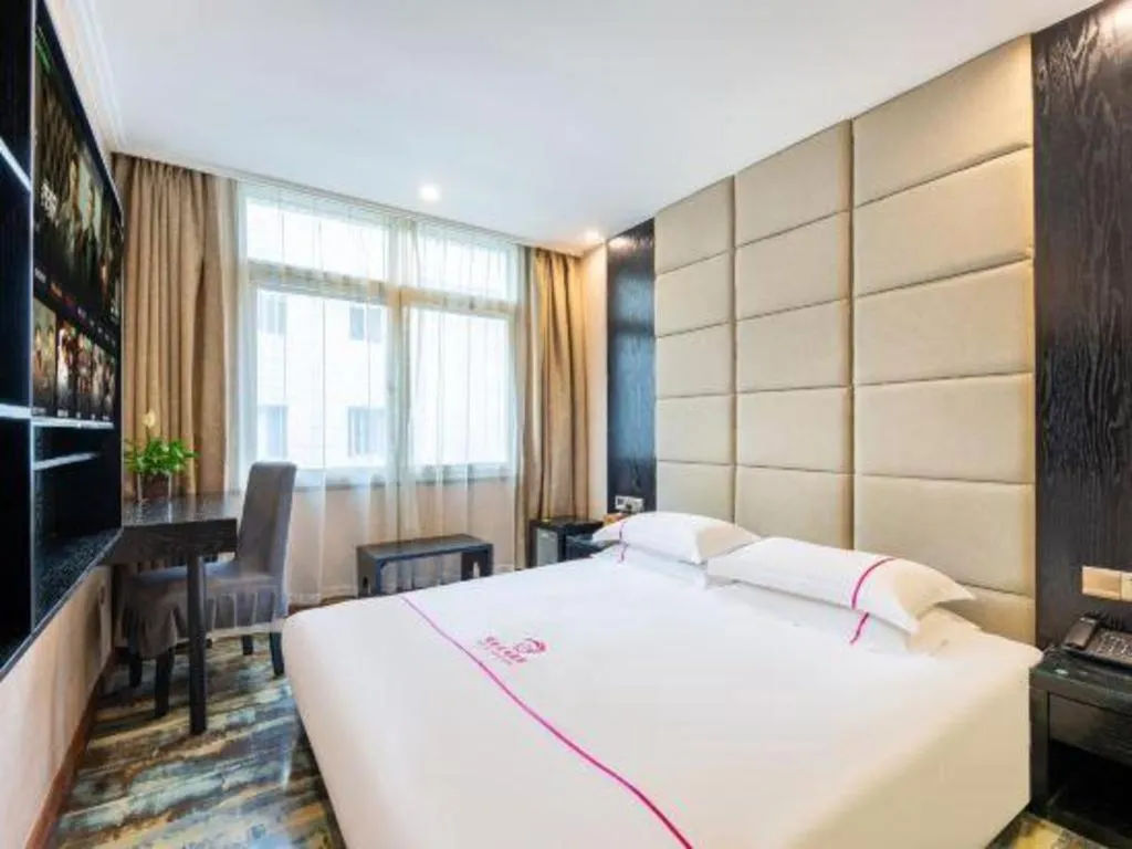 Bed in JIAN AI XI YUE HOTEL