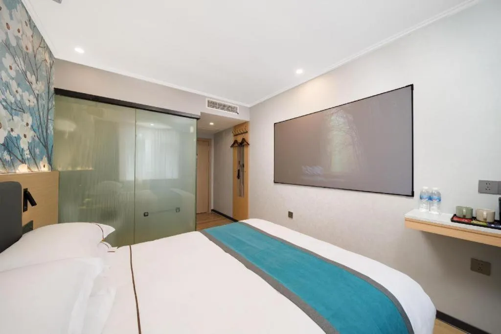 Bed in JIAN AI XI YUE HOTEL