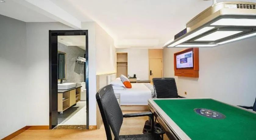 Bed in JIAN AI XI YUE HOTEL