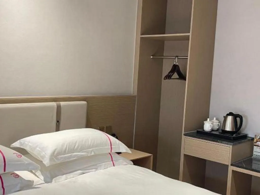 Bed in JIAN AI XI YUE HOTEL