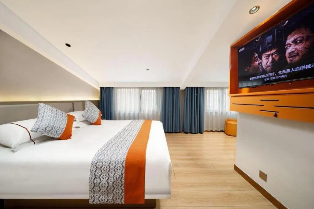 Bed in JIAN AI XI YUE HOTEL