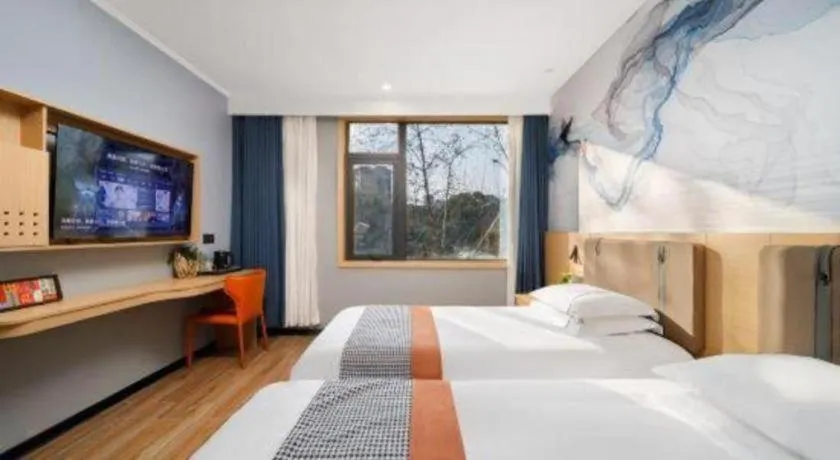 Bed in JIAN AI XI YUE HOTEL