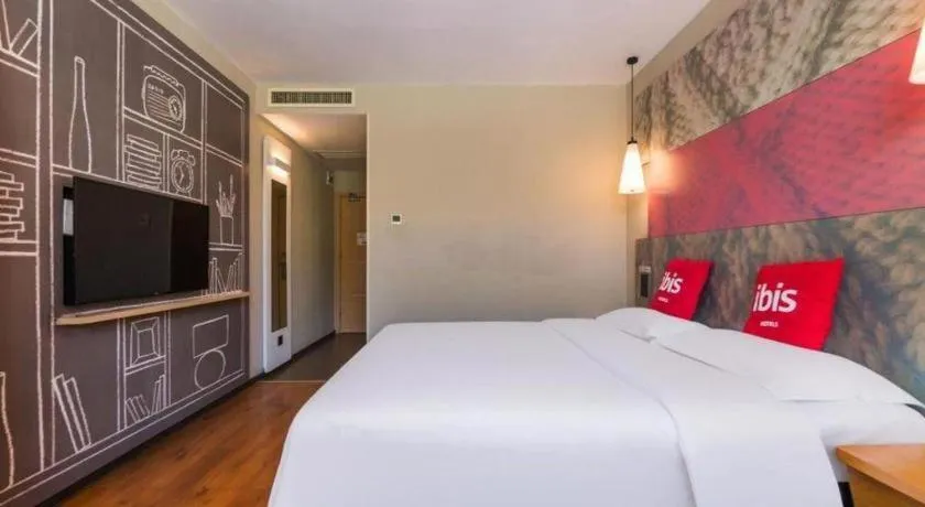 Bed in Ibis Xinzhou Qiyi RD